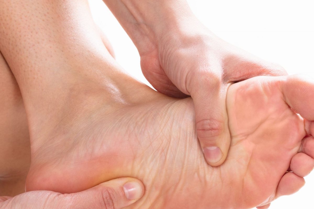 Feet Sole Massage Benefits: रात्री पायाच्या तळव्यांना मालिश करण्याचे इतके फायदे तुम्हाला माहीत नसतील