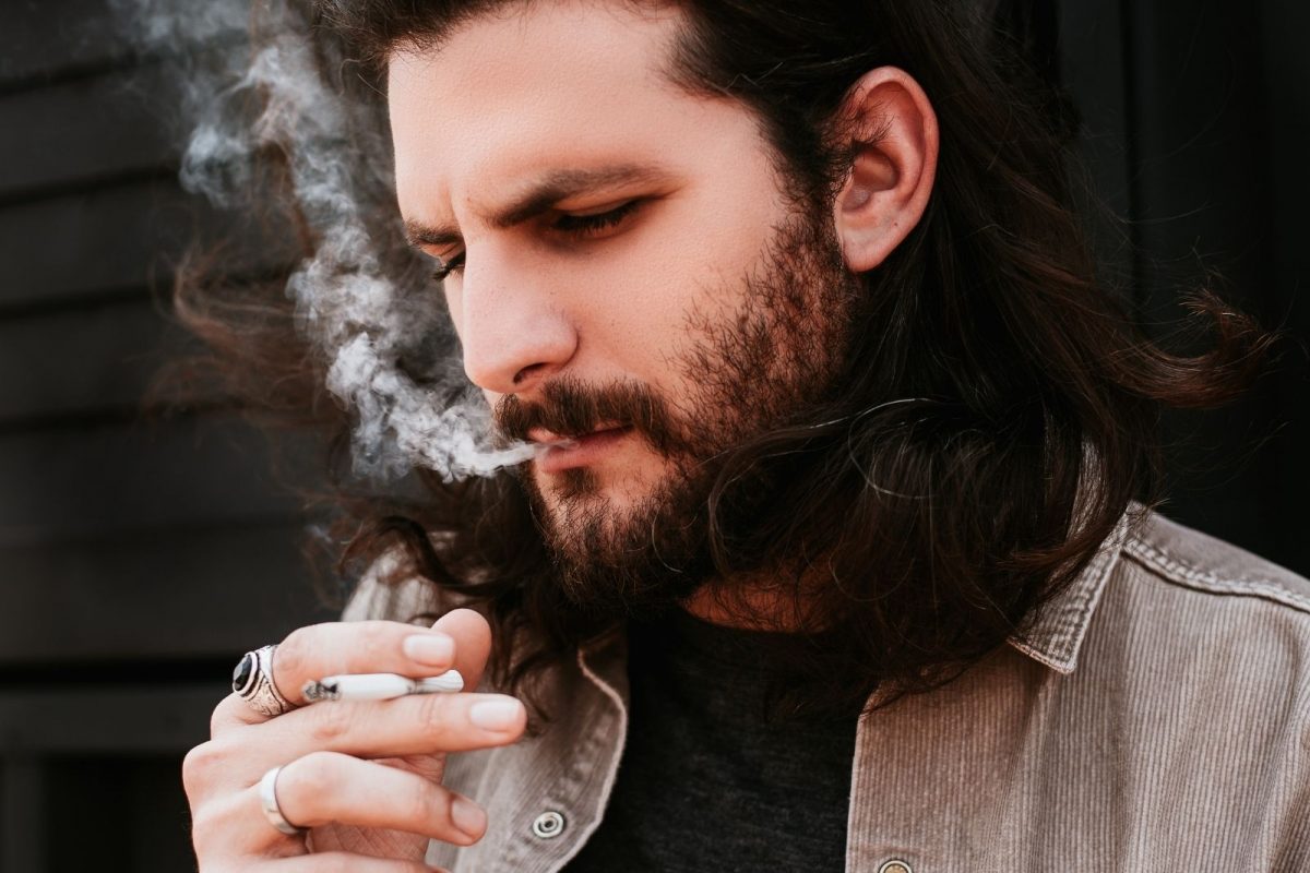 पुरुषांची सिगारेट ओढण्याची सवय महिलांच्या जीवावर; नव्या आकडेवारीवरून भयावह चित्र समोर