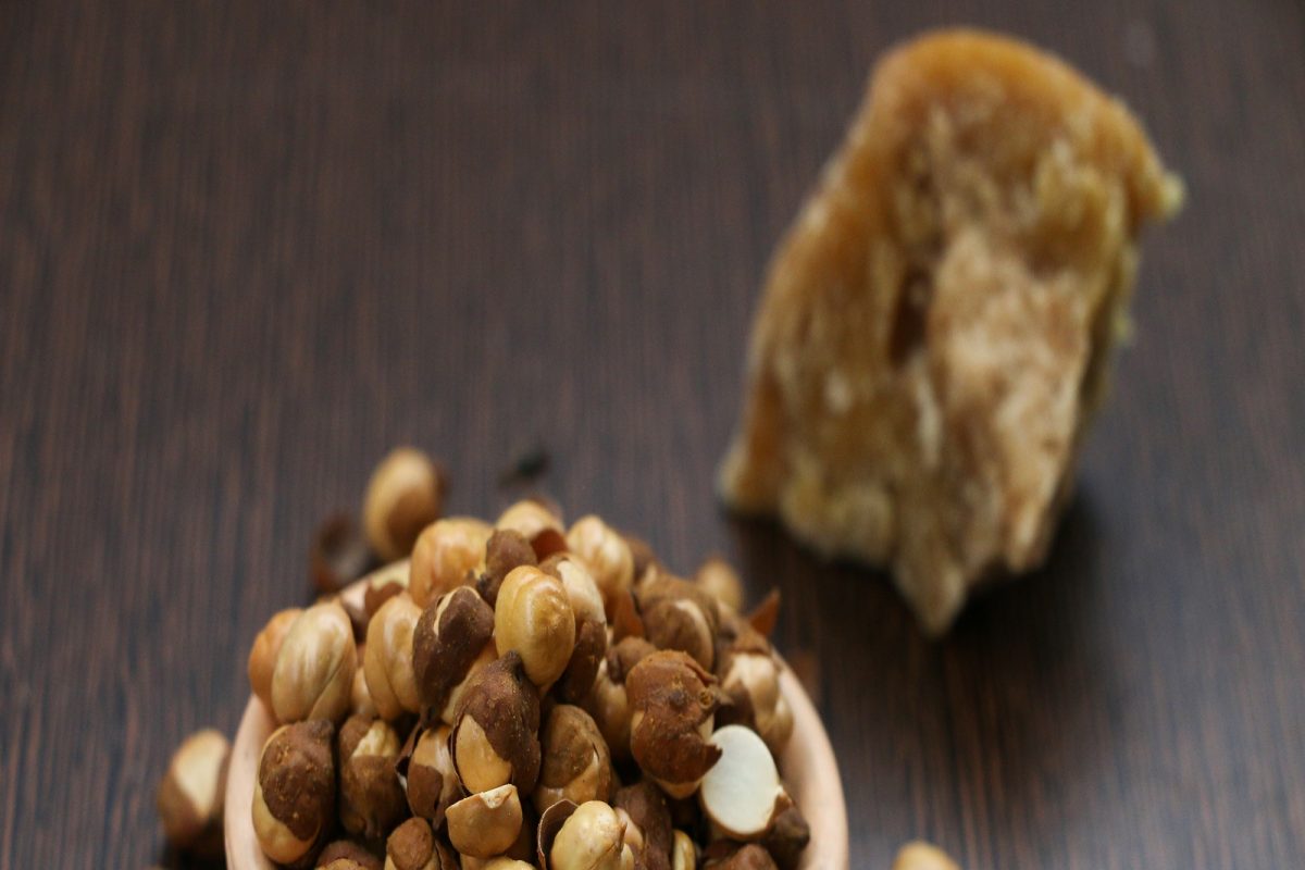 Roasted Black Gram Jaggery: मूठभर चणे आणि गूळ नियमित खा; आजारी पडणं विसरून जाल