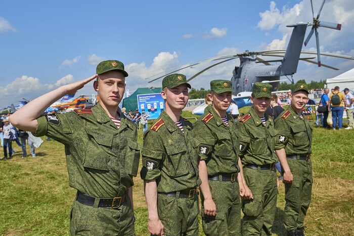 रशियन सशस्त्र दलांसाठी (Russian Armed Forces) सर्वात महत्वाचा बदल म्हणजे स्वतःला तांत्रिकदृष्ट्या अपग्रेड (Technological Development) करणे. 2000 च्या दशकातील युद्धे आणि संघर्षांवरून हे स्पष्ट होत होते की रशियन सैन्याची शस्त्रे आणि उपकरणे मागे पडत आहेत. जॉर्जियासारख्या (Georgia) देशाहूनही तो अनेक बाबतीत मागासलेला होता. हे दोन्ही लढाऊ आणि समर्थन प्रणालींसाठी खरे होते. रशियन सैन्याकडे 20 वर्षांहून जुनी सोव्हिएत शस्त्रे होती. (फोटो: विकिमीडिया कॉमन्स)