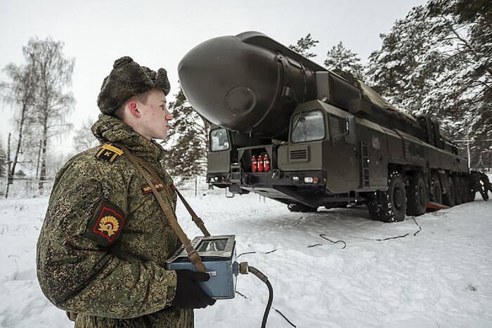 रशियन सशस्त्र दलाच्या (Russian Armed Forces) आधुनिकीकरणाची (Modernization) परिणामकारकता सीरियामध्ये 2015 मध्ये दिसून आली. रशिया 2015 पासून नवीन आणि प्रगत शस्त्र प्रणालीची चाचणी घेत आहे. युद्धभूमीवर वेगवेगळ्या परिस्थितीत सराव करणे. सीरियामध्ये विविध प्रकारच्या रोबोटिक प्रणालींची चाचणी घेत आहे. गेल्या 15 वर्षांत रशियाने आपल्या लष्कराला आधुनिक बनवण्यात कोणतीही कसर सोडली नाही, असे म्हटल्यास चुकीचे ठरणार नाही. त्यांचे विरोधक या वस्तुस्थितीकडे दुर्लक्ष करू शकत नाहीत. (फोटो: विकिमीडिया कॉमन्स)