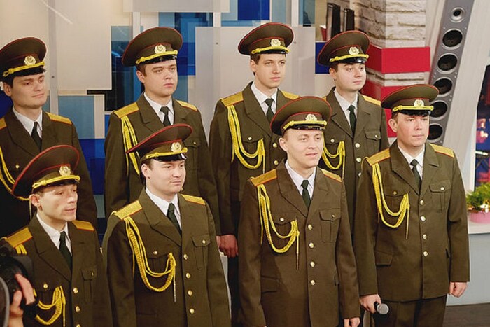 रशियाने (Russia) आपली लष्करी भरती धोरण बदलून सर्वात मोठा बदल केला. रशियाने भरतीचा कालावधी कमी करून एक वर्ष केला होता, रशियन सशस्त्र दलात (Russian Armed Forces) भरती झालेल्या तरुणांची संख्या खूप कमी होऊ लागली. गेल्या वर्षी शरद ऋतूत 127,500 लोकांना सैन्यात सामील होण्यासाठी बोलावण्यात आले होते, याचा अर्थ त्या वेळी 2.5 लाख लोक सैन्यात होते. यामुळे अशा अनेक सैन्य तुकड्या करण्यात येऊ शकतात, ज्या क्षमतेनुसार आणि गरजेनुसार स्वतंत्रपणे पाठवल्या जाऊ शकतात. अशा प्रकारे कायमस्वरूपी सैन्य आणि तात्पुरते सैन्य वेगळे करून वारंवार प्रशिक्षणाचा खर्च कमी करण्यात आला. (फोटो: विकिमीडिया कॉमन्स)