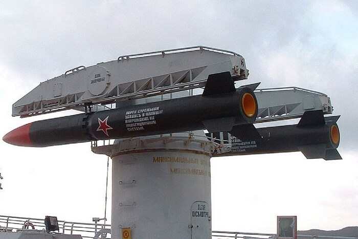 2014-15 मध्ये रशियाने आपल्या सैन्यात (Russian Armed Forces) आमूलाग्र बदल करण्याचा निर्णय घेतला. जे रिअल टाइममध्ये लढण्यास सक्षम असेल. त्यासाठी शक्तिशाली उपग्रह वाहिन्यांची स्थापना करण्यात आली. जमीन, हवा, पाणी आणि अंतराळ यांवर पाळत ठेवणारी यंत्रणा उभारण्यास सुरुवात झाली जी थेट लढाऊ नियंत्रण वाहिन्यांद्वारे माहिती पाठवू शकते. यामुळे रिअल टाइममध्ये लक्ष्य भेदण्याची विविध आक्रमण यंत्रणांची क्षमता विकसित झाली. , (फोटो: विकिमीडिया कॉमन्स)