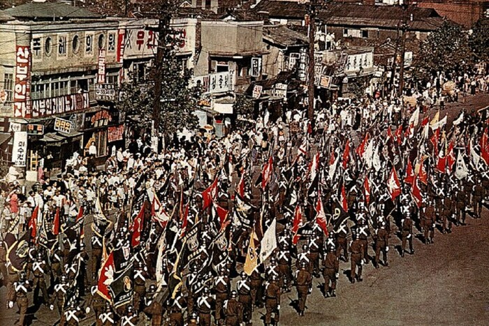 रशियन सशस्त्र दलात (Russian Armed Forces) सर्वात मोठे बदल किंवा सुधारणा 2000 च्या उत्तरार्धात घडल्या. त्या वेळी, हे सैन्य सोव्हिएत युनियन (USSR) च्या सैन्याच्या वाट्यापेक्षा थोडे जास्त होते. देशाची आर्थिक स्थिती चांगली नव्हती. रशियन सैन्य प्रगतीच्या बाबतीत अमेरिकेपेक्षा खूप मागे पडले होते. त्याचे तंत्र आधुनिक युद्धासाठी (War Technology) आणि काळासाठी योग्य नसून सोव्हिएत काळातील मानले जात होते. (फोटो: विकिमीडिया कॉमन्स)
