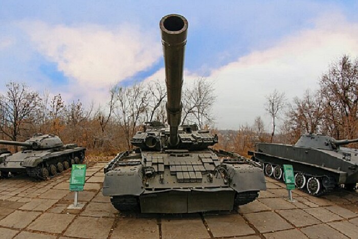 याशिवाय रशियाने आपल्या सैन्याला (Russian Armed Forces) आधुनिक शस्त्रास्त्र प्रणाली, शस्त्र वाहने आणि लढाऊ विमाने पुरवण्यास सुरुवात केली. ग्राउंड ट्रूप्सना मोठ्या प्रमाणात T-80 रणगाडे (T-80 Tank) देण्यात आले, ज्यामध्ये सक्रिय संरक्षण यंत्रणा, BMP-3 पायदळ लढाऊ वाहने आणि BTR-80 ने सुसज्ज वैयक्तिक वाहक यांसारख्या आधुनिक तंत्रज्ञानाने सैन्याला समृद्ध केलं. याशिवाय, सोव्हिएत काळातील (USSR Era) शस्त्रे आणि उपकरणे केवळ आयुर्मान वाढवण्यासाठीच नव्हे तर आधुनिक क्षमतेसह अपग्रेड करण्यात आली.