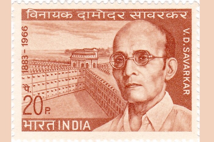 आयुष्याच्या शेवटच्या काळात सावरकरांनी समाधी घेण्याची घोषणा केली आणि 1 फेब्रुवारी 1966 रोजी अन्नपाणी सोडले. त्यानंतर 26 फेब्रुवारी रोजी त्यांचे निधन झाले. आपल्या जीवनाचा उद्देश पूर्ण झाल्याचे त्यांनी सांगितले. 1970 मध्ये भारताच्या तत्कालीन पंतप्रधान इंदिरा गांधी यांनी त्यांना भारताचे अद्भुत सुपुत्र म्हटले आणि त्यांच्या सरकारने सावरकरांच्या नावावर स्टँम्पही जारी केला. (फोटो: विकिमीडिया कॉमन्स)