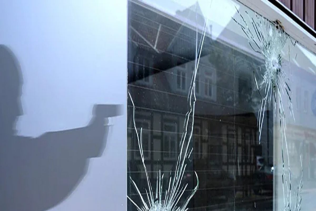 जंटलमन चोराची दिलगिरी, काच फोडल्याबद्दल घरात ठेवले 15 हजार रुपये