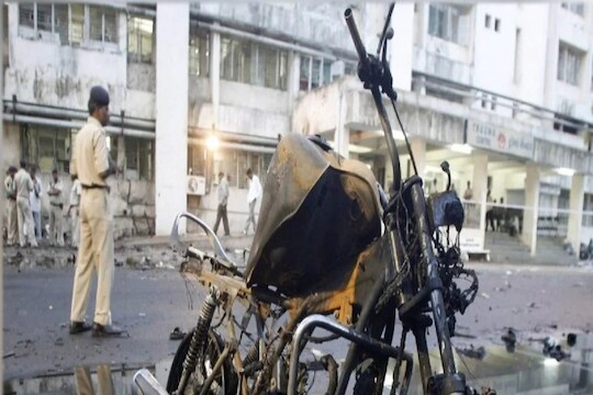 2008 Ahmedabad Blast:2008 अहमदाबाद स्फोट: 70 मिनिटे, 21 स्फोट, 56 मृत्यू...अधिकाऱ्यानं सांगितलं कसं सोडवलं अहमदाबाद बॉम्बस्फोट प्रकरण