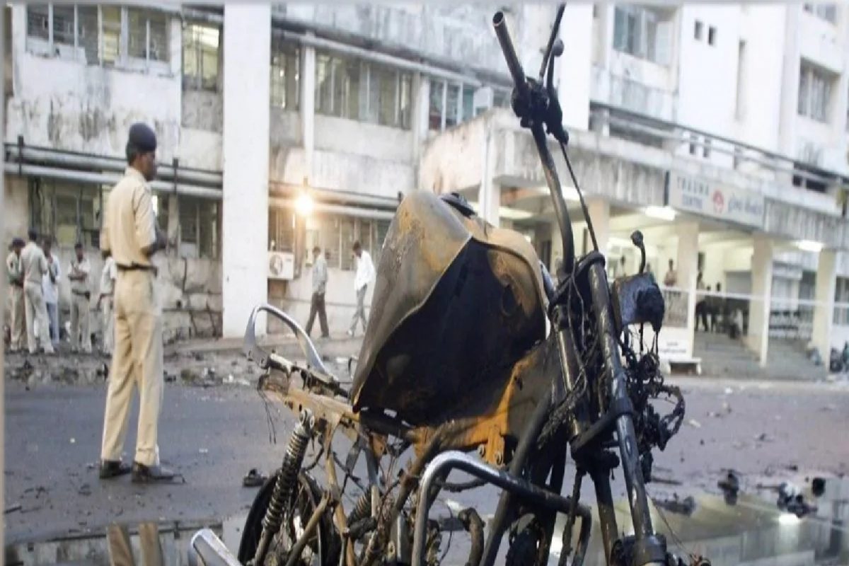 2008 Ahmedabad Blast:2008 अहमदाबाद स्फोट: 70 मिनिटे, 21 स्फोट, 56 मृत्यू...अधिकाऱ्यानं सांगितलं कसं सोडवलं अहमदाबाद बॉम्बस्फोट प्रकरण