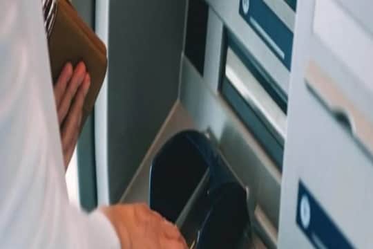 ATM PIN चार अंकी असण्यामागे हे आहे मुख्य कारण, जाणून घ्या