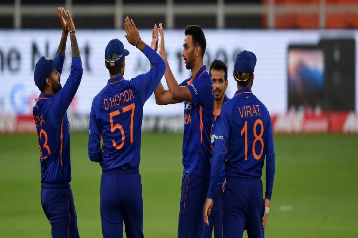 IND vs WI: विराट कोहलीनं केलं ऑल राऊंडरचं स्वप्न पूर्ण! मॅचपूर्वी दिली खास भेट, VIDEO