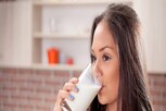 कच्चं दूध पिणं आरोग्यासाठी त्रासदायक आहे की फायदेशीर? एकदा नीट समजून घ्या