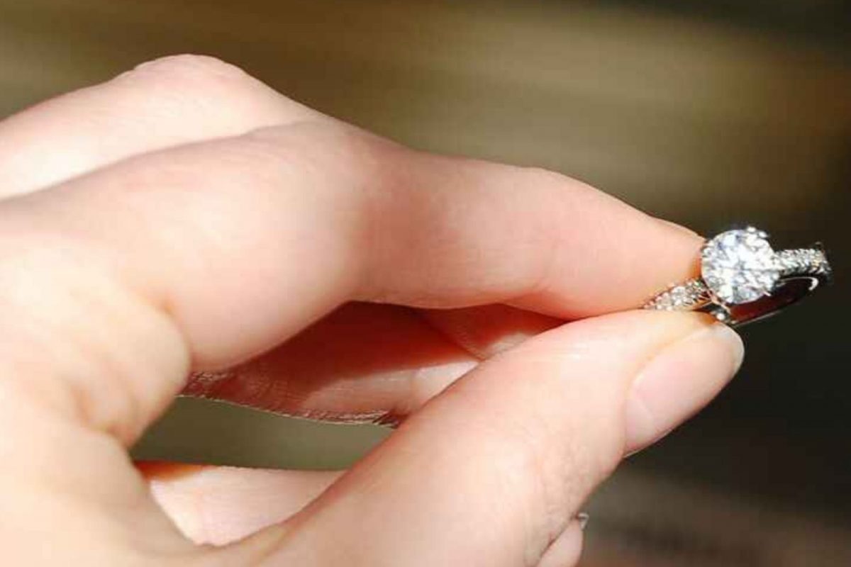 मोफत जेवण मिळवण्यासाठी काहीही! तरुणीने चक्क साखरपुडा झाल्याचं केलं नाटक अन्...