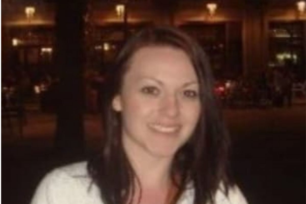 मोठ्या उत्साहाने सरप्राईज द्यायला गेली; बॉयफ्रेंडला त्या अवस्थेत बघताच हादरली तरुणी, सर्वांसमोर असा घेतला बदला