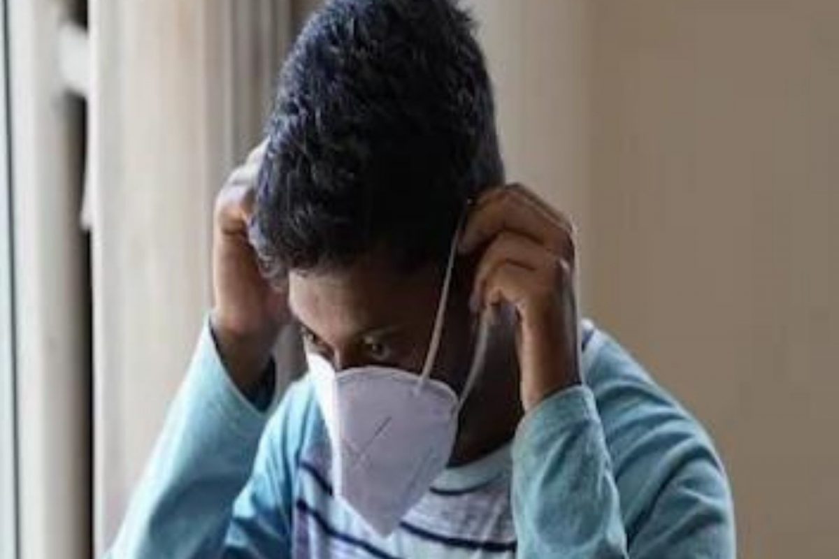 तरुणाने अवघ्या 16 सेकंदासाठी मास्क काढलं अन् झालं लाखोंचं नुकसान; काय आहे प्रकरण?