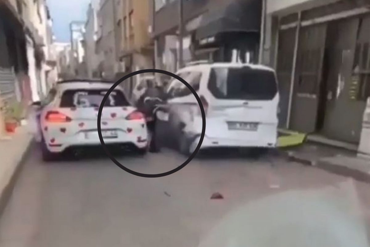 स्टंट करण्यासाठी 2 कारच्या मधून घातली दुचाकी पण...; भीषण अपघाताचा LIVE VIDEO