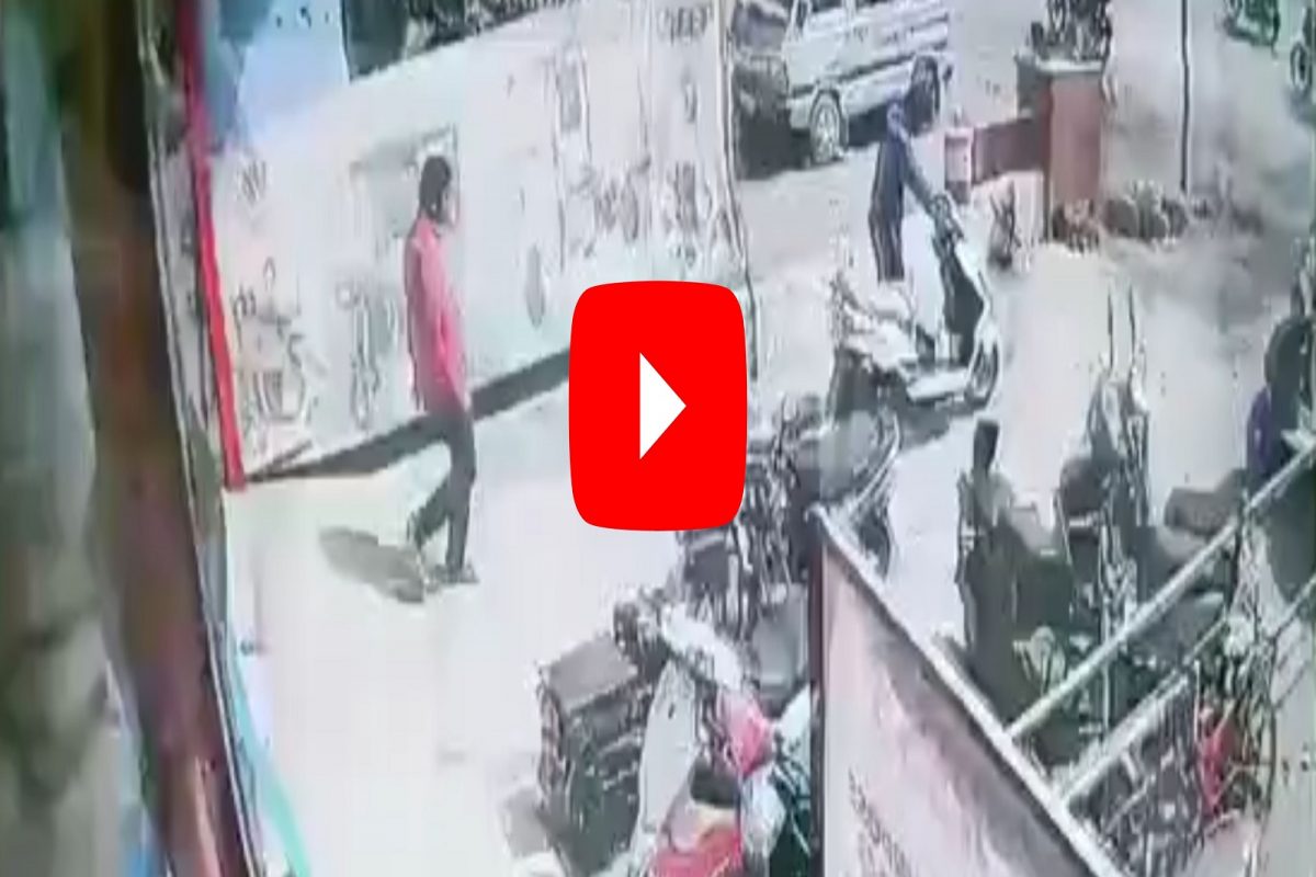 Jalna Crime: टेस्ट ड्राईव्हच्या बहाण्याने आला अन् स्कूटी घेऊन पळाला, जालन्यातील घटनेचा LIVE VIDEO