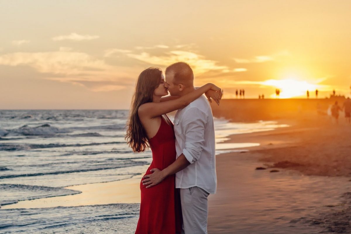 Valentine's Week 2022: आज सेलिब्रेट करताय Kiss Day? जाणून घ्या या रोमँटिक किसचा अर्थ