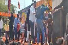 मुंबईत राज ठाकरेंच्या कार्यक्रमात स्टेज कोसळला, LIVE VIDEO मुंबईत राज ठाकरेंच्या कार्यक्रमात स्टेज कोसळला, LIVE VIDEO