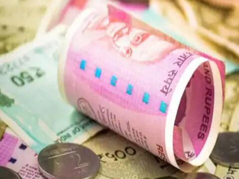 कपिल सिब्बल हे देशातील अशा काही नेत्यांपैकी एक आहेत ज्यांची संपत्ती 100 कोटींहून अधिक आहे. 2016 च्या प्रतिज्ञापत्रानुसार, त्यांच्या संपत्तीचं एकूण मूल्य 212 कोटी रुपये आहे. यामध्ये सुमारे 14 कोटी रुपयांच्या ठेवी बँक खात्यात आहेत. तसंच, त्यांच्याकडे एकूण 3 लाख रुपये रोख रक्कम आहे.