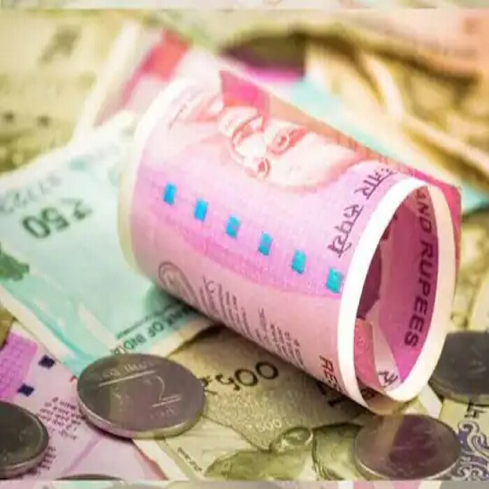 कपिल सिब्बल हे देशातील अशा काही नेत्यांपैकी एक आहेत ज्यांची संपत्ती 100 कोटींहून अधिक आहे. 2016 च्या प्रतिज्ञापत्रानुसार, त्यांच्या संपत्तीचं एकूण मूल्य 212 कोटी रुपये आहे. यामध्ये सुमारे 14 कोटी रुपयांच्या ठेवी बँक खात्यात आहेत. तसंच, त्यांच्याकडे एकूण 3 लाख रुपये रोख रक्कम आहे.