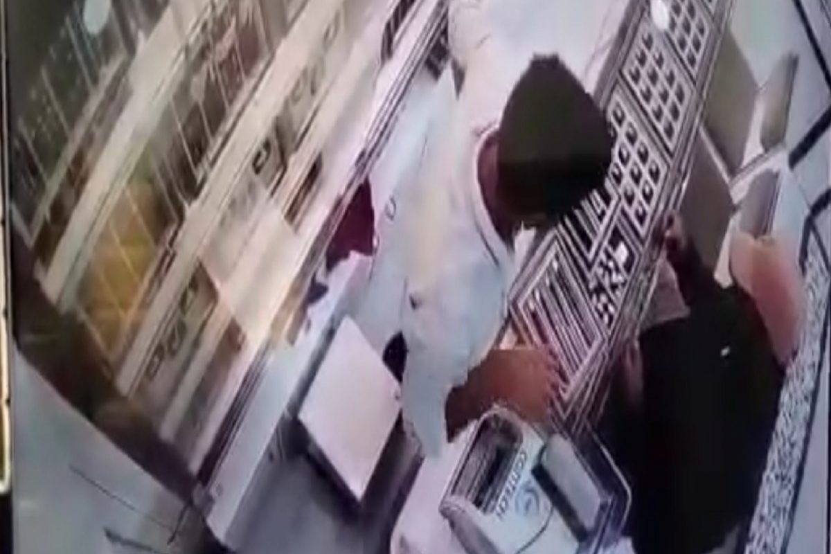 ग्राहक बनून आला अन् सोन्याच्या तीन चैन घेऊन पळाला, नालासोपाऱ्यातील घटनेचा CCTV