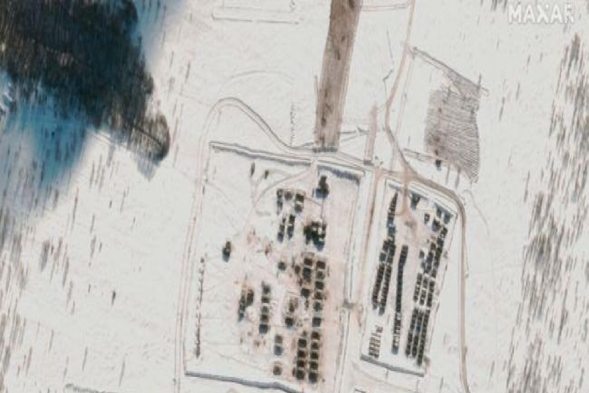 1.30 लाख सैनिक,रणगाडे, क्षेपणास्त्र; युक्रेनला तीन बाजूंनी घेरलं, रशिया उद्या करणार हल्ला?