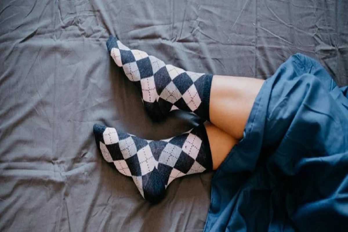 Winter tips: थंडीच्या दिवसात रात्रभर पायात मोजे घालणं ठरू शकतं त्रासदायक, जाणून घ्या तोटे