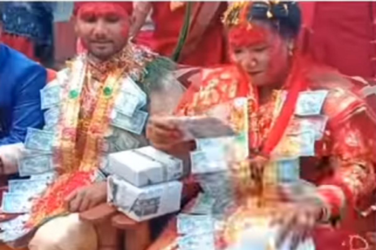 VIDEO - मित्रांनी नवरदेवासमोर दिलेलं गिफ्ट पाहून लाजली नवरीबाई; नेटिझन्स म्हणाले, 'काम की चीज'