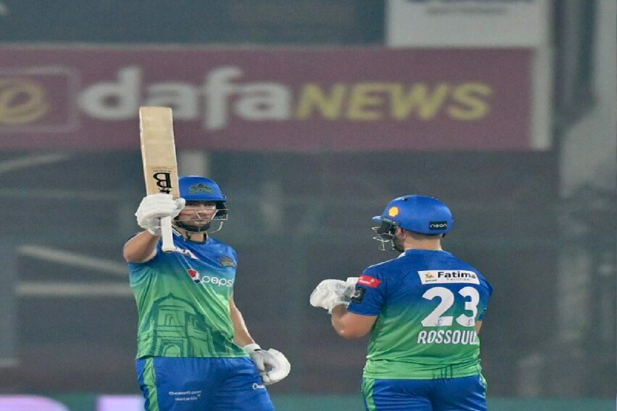 IPL Auction 2022: नाव निश्चित होताच बॅटमधून वादळ, 29 बॉलमध्ये काढले 71 रन