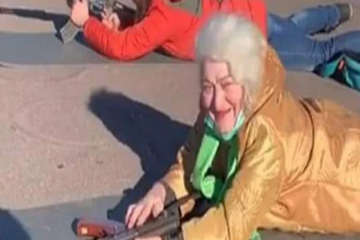 रशियाचा सामना करण्यासाठी 79 वर्षांच्या युक्रेनियन आजींनी हातात घेतलं शस्त्र; लष्करी प्रशिक्षण घेणाऱ्या कोण आहेत या आजी?