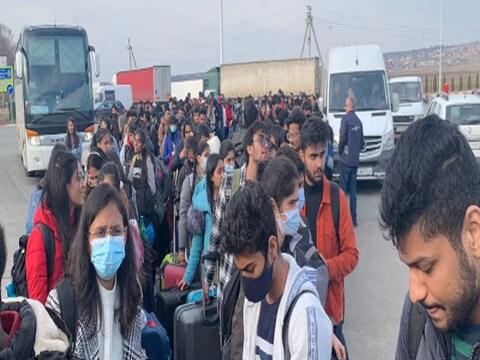 परराष्ट्र सचिव म्हणाले की, “जेव्हा आम्ही आपली पहिली अॅडवायजरी जारी केली तेव्हा युक्रेनमध्ये सुमारे 20,000 भारतीय विद्यार्थी होते. तेव्हापासून सुमारे 12,000 विद्यार्थ्यांनी युक्रेन सोडलं आहे"
