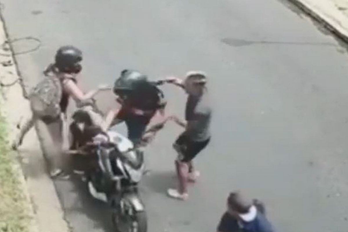 दुचाकी चोरायला आले; पण डाव पलटला अन् स्वतःची गाडी सोडून ठोकावी लागली धूम, VIDEO