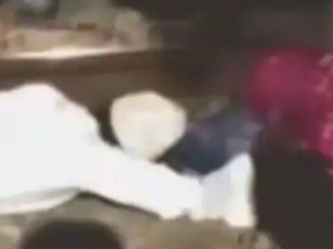 Shocking news: ही मुलगी एका पार्क केलेल्या मालगाडीच्या खालून रुळ ओलांडत होती. तिलाही हे समजलं नाही की अचानक मालगाडी सुरू कधी झाली. गाडी पुढे सरकताच मुलीने आरडाओरडा सुरू केला