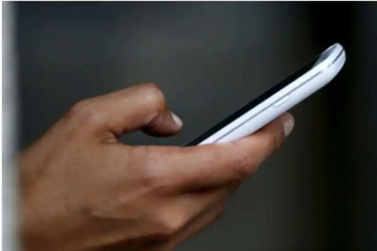 प्रेयसी झोपताच 85 महिलांना मेसेज पाठवायचा प्रियकर; लिहायचा 'हा' एकच शब्द, असं फुटलं बिंग