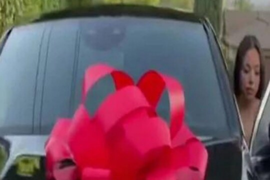 पतीने पत्नीला गिफ्ट केली 43 लाखाची गाडी; कारण जाणून व्हाल थक्क