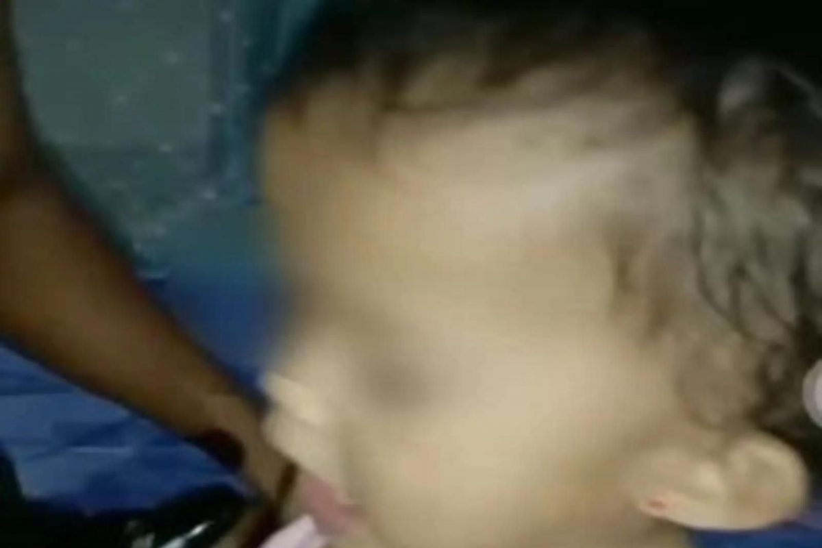 1 वर्षाच्या मुलीसोबत वडिलांचं धक्कादायक कृत्य, आई व्हिडिओ बनवत राहिली, पाहून संतापले नेटकरी