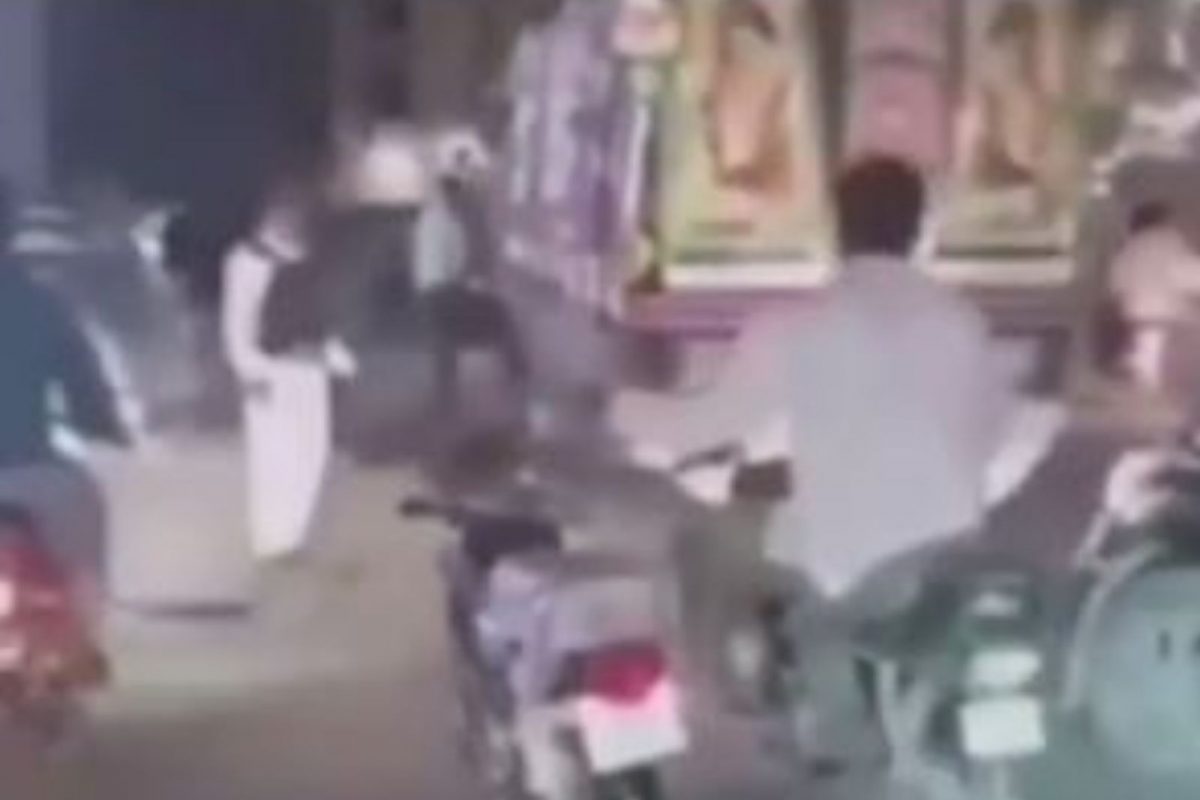 OMG! एकसोबतच 2 दुचाकी चालवताना दिसला युवक, VIDEO पाहून घालाल तोंडात बोटं