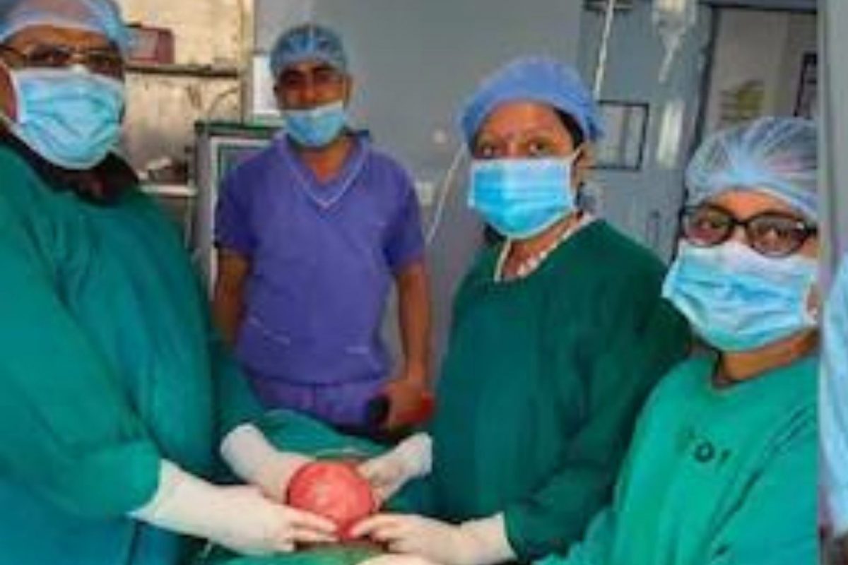 2 वर्षांपासून वेदना सहन करत होती महिला; डॉक्टरांनी ऑपरेशनद्वारे पोटातून काढली फुटबॉलच्या आकाराची गाठ