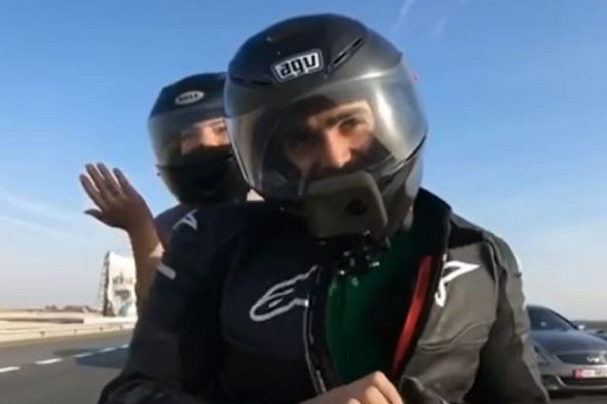 दुचाकीवरच अनोख्या अंदाजात तरुणीला केलं प्रपोज; हा खास VIDEO एकदा बघाच