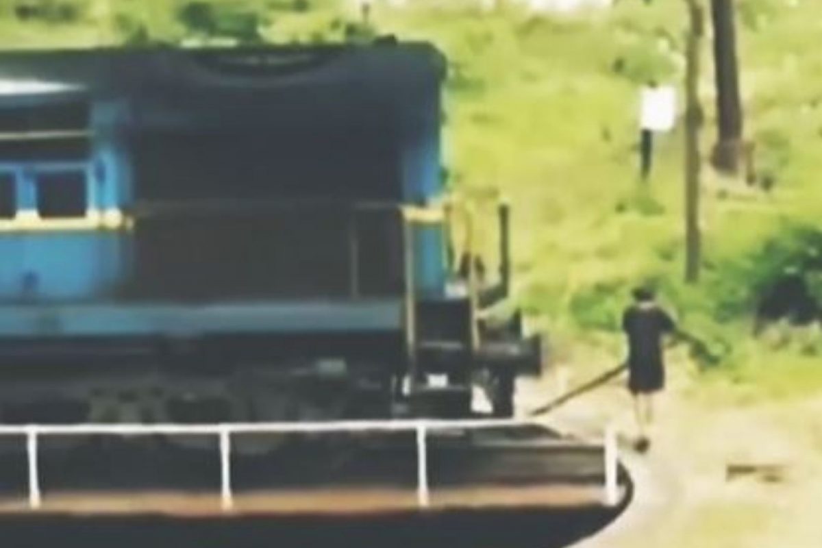 रिअल बाहुबली! हाताने धक्का देत फिरवलं रेल्वेचं इंजिन; VIDEO पाहून व्हाल अवाक