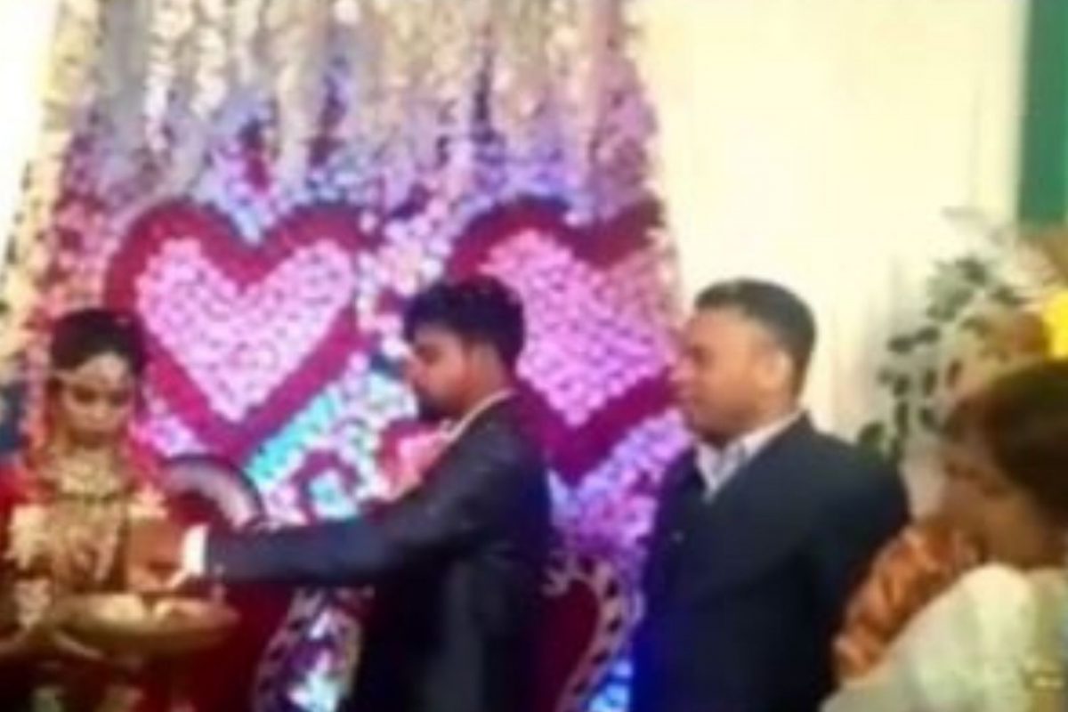 नवरदेव मिठाई खाऊ घालत होता, पण भडकलेल्या नवरीनं केलं भलतंच कृत्य; पाहा अजब Wedding Video