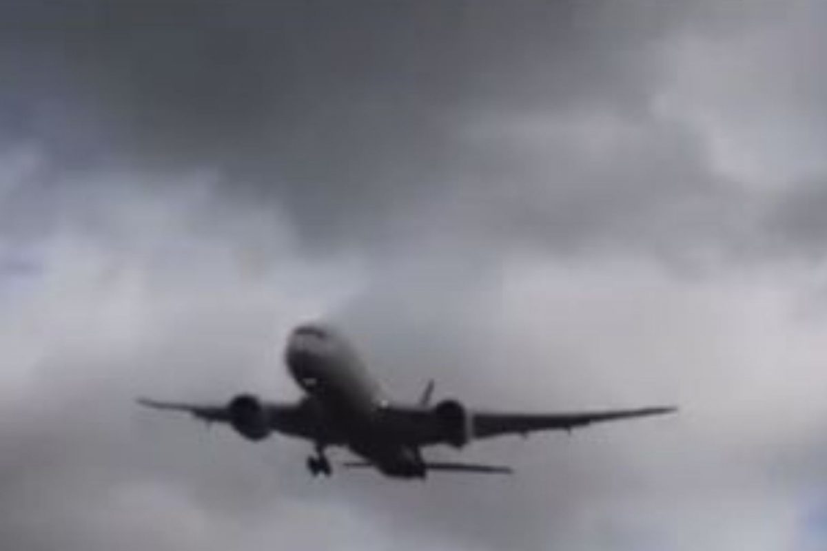 भयंकर वादळादरम्यान ब्रिटनच्या विमानतळावर एअर इंडियाच्या विमानाचं लँडिंग; काळजाचा ठोका चुकवणारा VIDEO