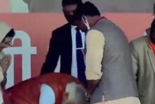 VIDEO : पंतप्रधान मोदी स्टेजवरच कार्यकर्त्याच्या पाया पडले; जाणून घ्या कारण