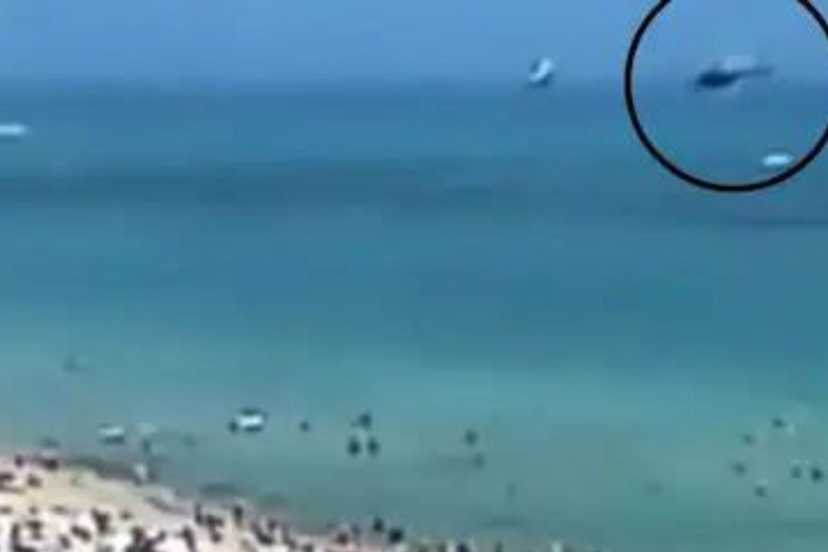 समुद्रात मस्ती करत होते लोक; इतक्यात अचानक पाण्यात कोसळलं हेलिकॉप्टर, थरारक घटनेचा LIVE VIDEO