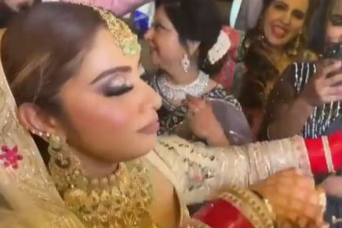 भांगडा करत नवरीबाईची लग्नाच्या स्टेजवर एन्ट्री; अनोख्या Dance Video चा इंटरनेटवर धुमाकूळ