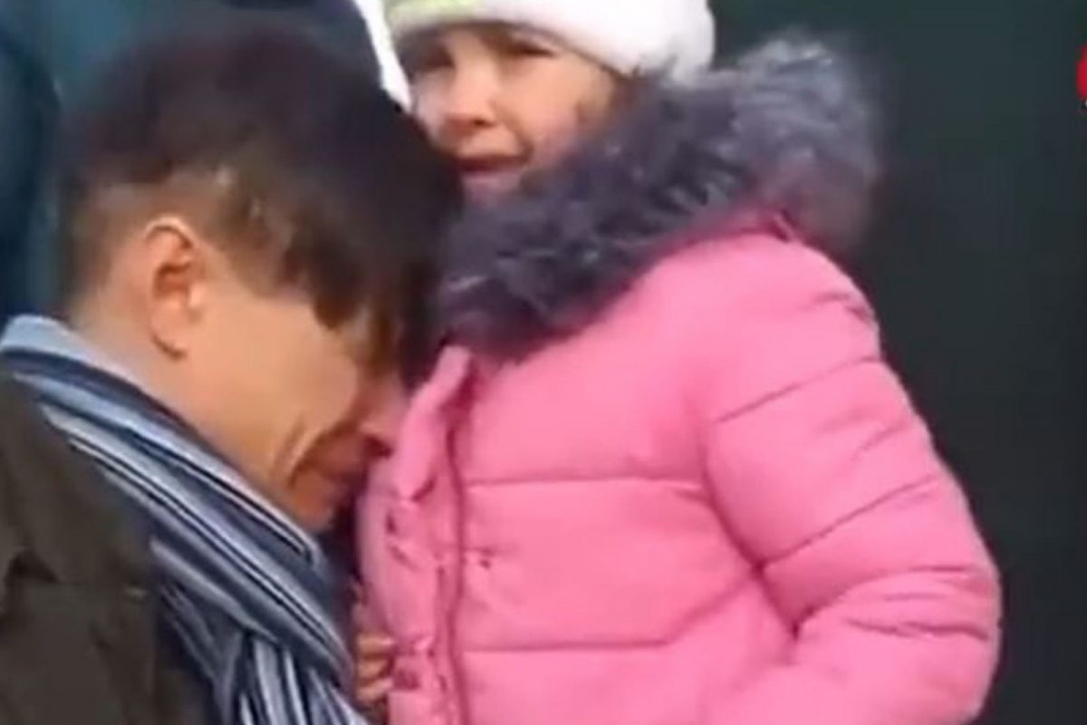 Russia Ukraine War : एकमेकांना निरोप देताना ढसाढसा रडू लागले; यूक्रेनमधील बापलेकीचा Emotional Video