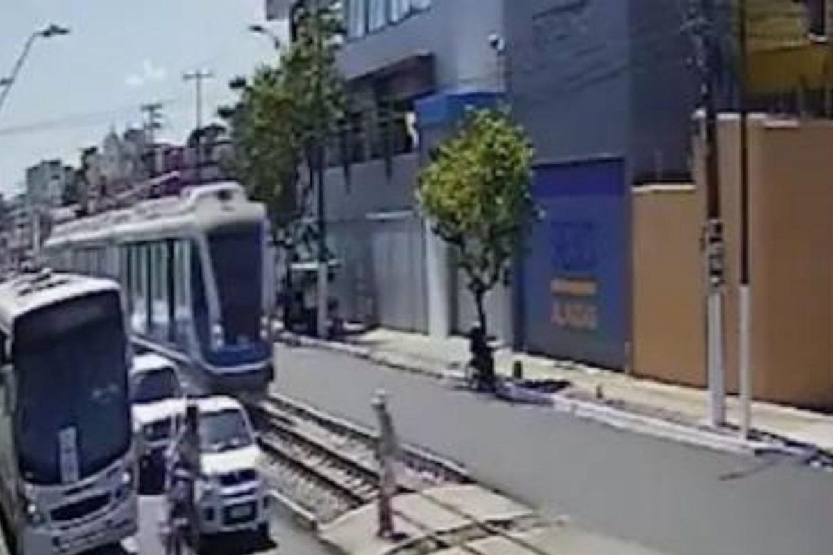 ट्रेनखाली येणार होती वृद्ध महिला; इतक्यात मदतीसाठी धावला युवक, अंगावर काटा आणणाऱ्या घटनेचा LIVE VIDEO