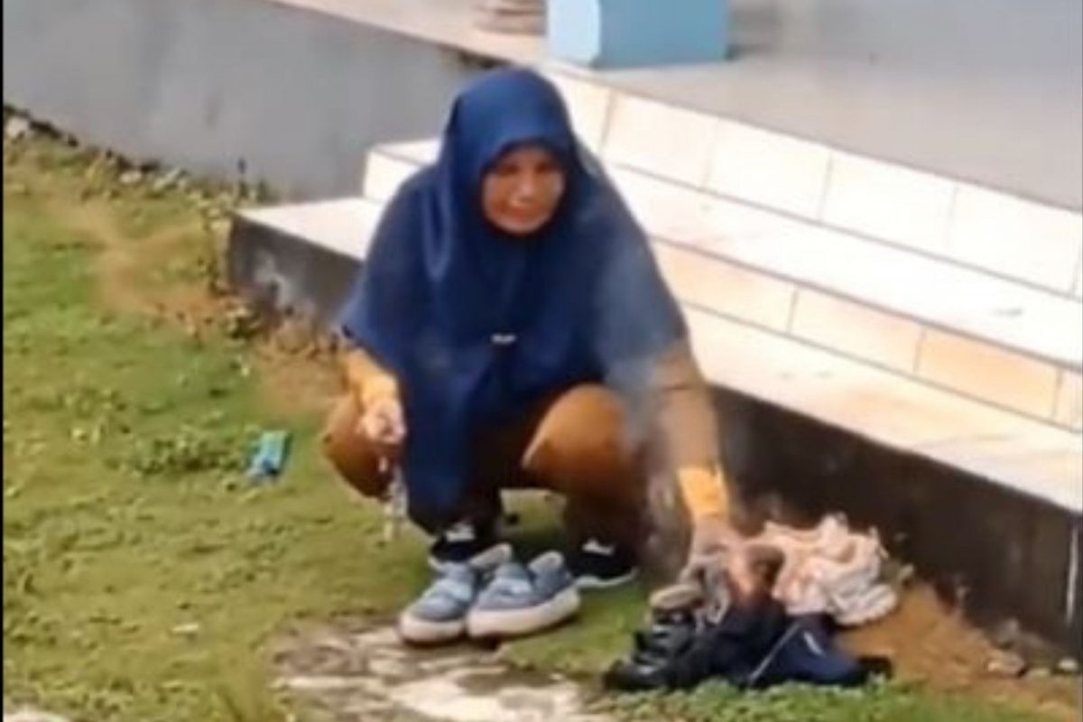 वर्गात गोंधळ घालणाऱ्या विद्यार्थ्यांना शिक्षिकेनं दिली अजब शिक्षा; आधी आग लावली अन् मग.., VIDEO