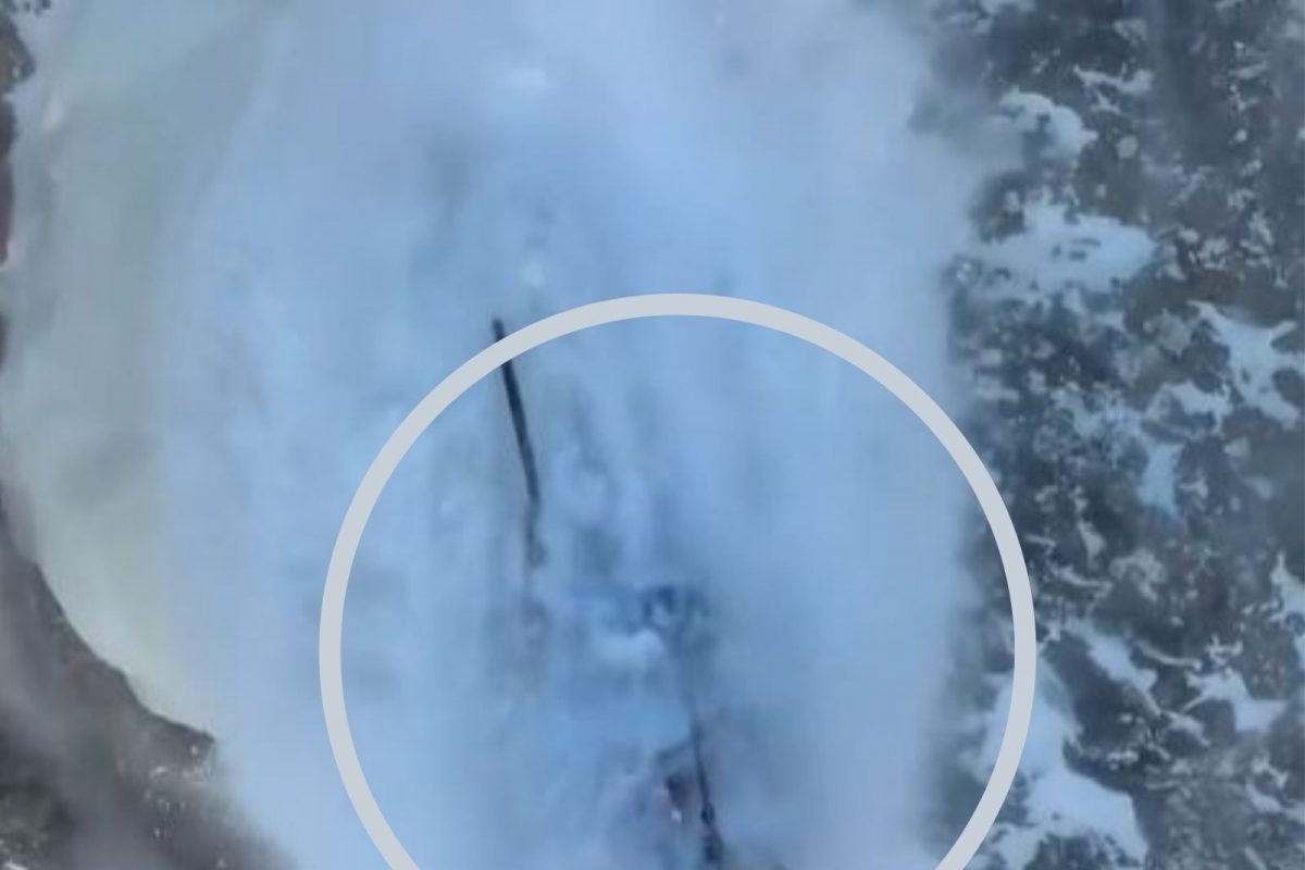 हिमस्खलनादरम्यान पर्वतावर अडकला गिर्यारोहक; भयानक घटनेचा LIVE VIDEO